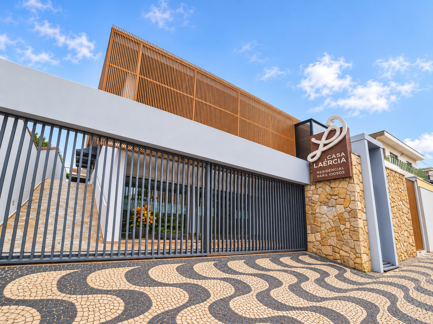 Entrada contemporânea da Unidade 03 da Casa Laércia