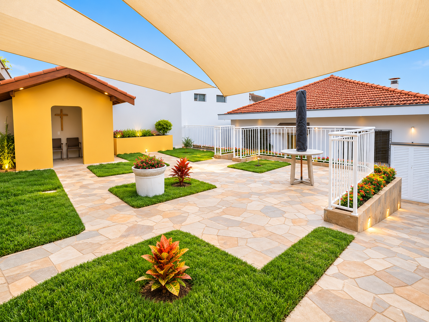 Pátio com jardim da Unidade 03 da Casa Laércia